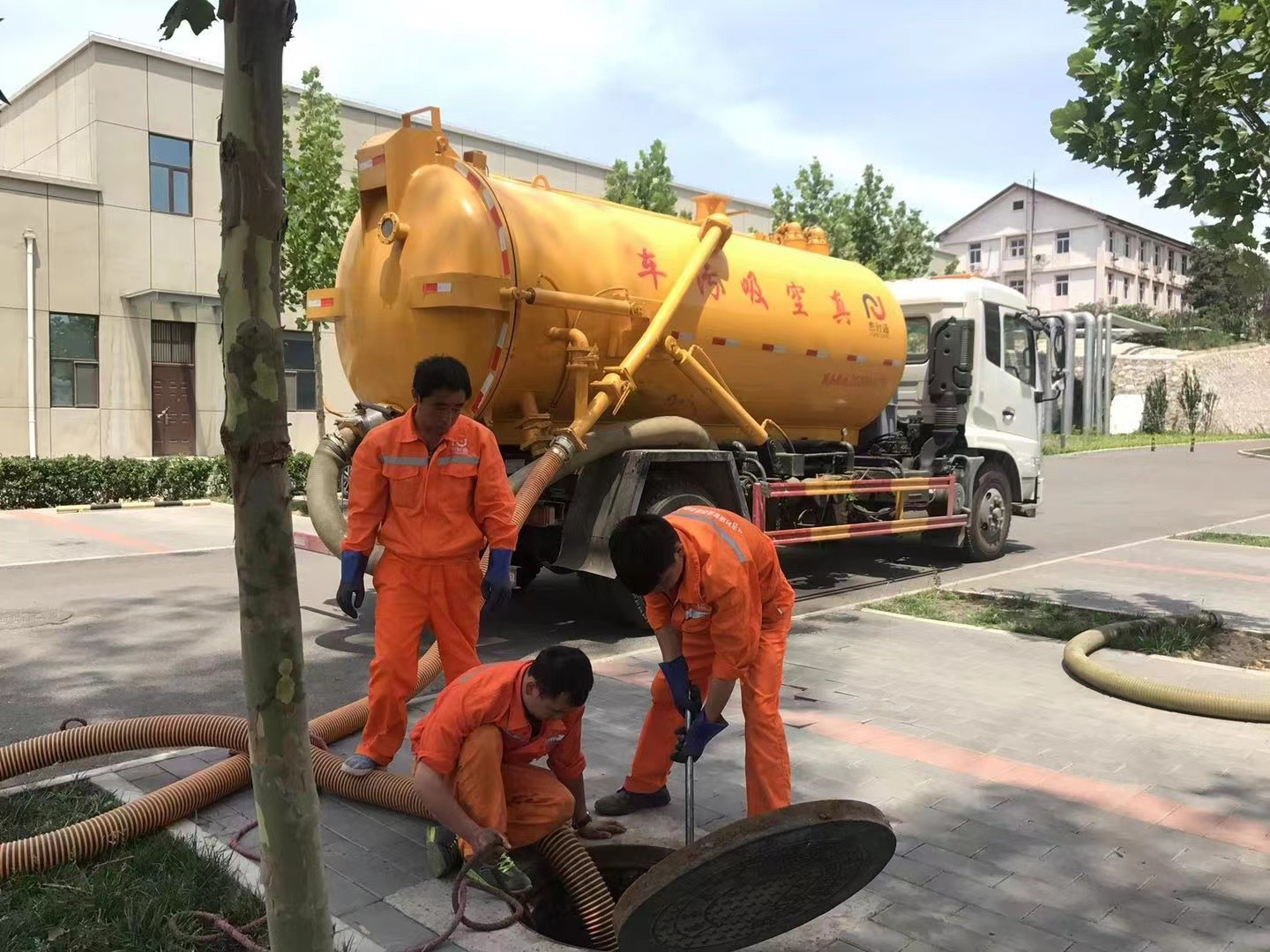 满洲里管道疏通车停在窨井附近